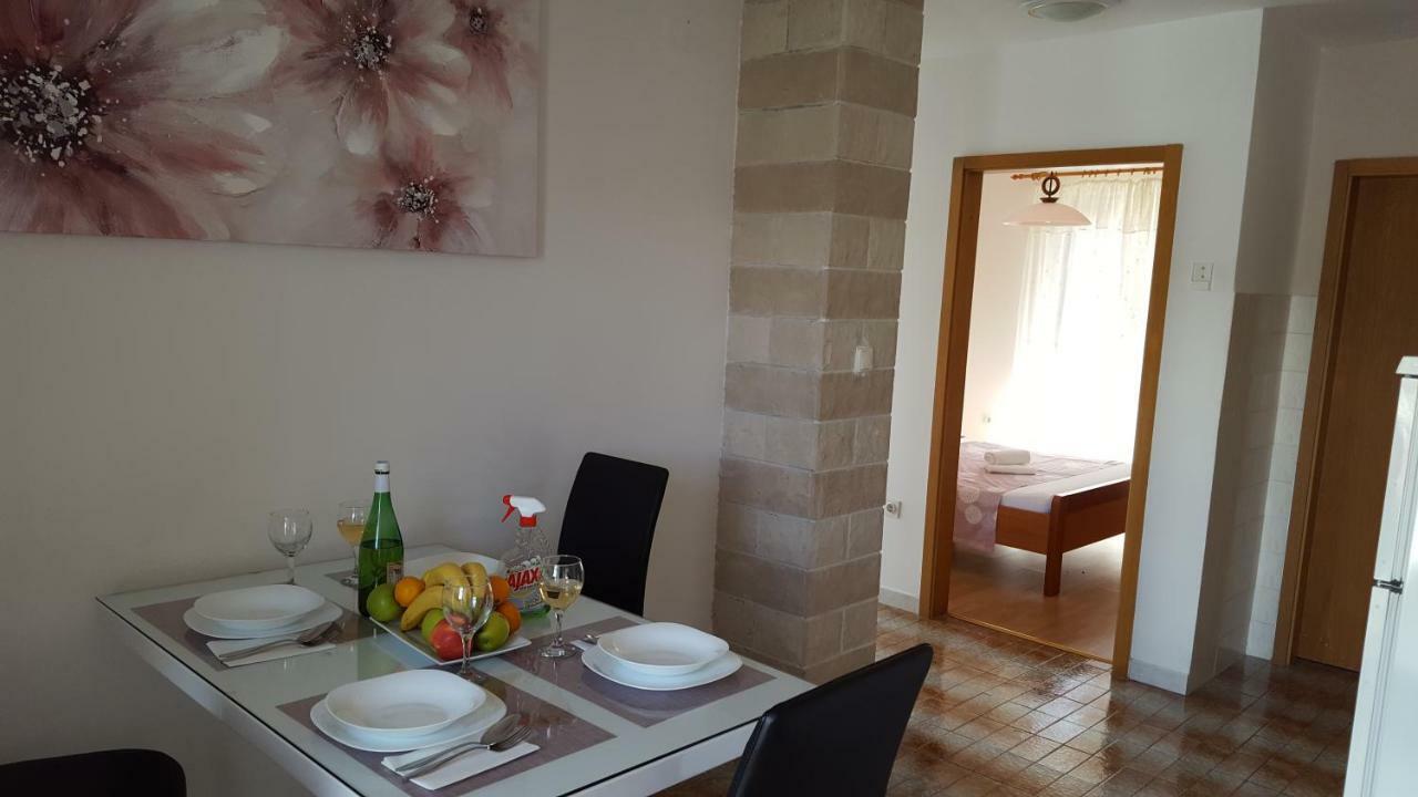 Apartmani I & J Seric Seget Vranjica Exterior photo